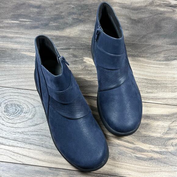 NIB Clarks Cloudsteppers Sillian 2.0 Rise 7M Navy Comfort Booties Ankle Boots - Picture 2 of 10